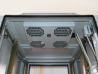 Установленный вентиляторный блок в крыше шкафа